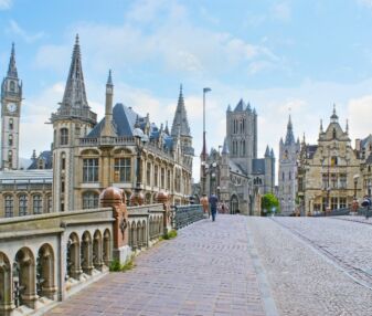 Gerenoveerd appartement met 2 slaapkamers in volledig vernieuwd gebouw op toplocatie Gent-Sint-Pieters! - Photo 2