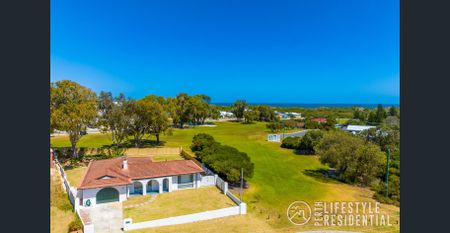 Beautiful 3x1 Family home- 6 month lease initially - Photo 2