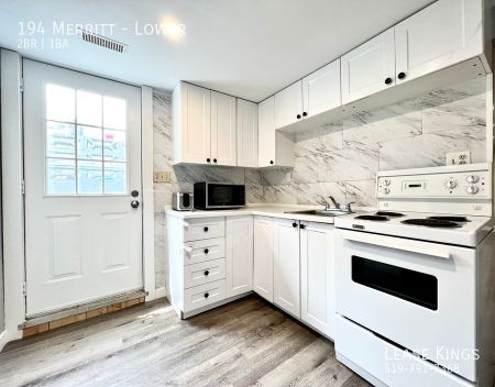 Updated 2 Bed 1 Bath Lower w Private Entrance/ Laundry in Great Residential Area - Photo 5