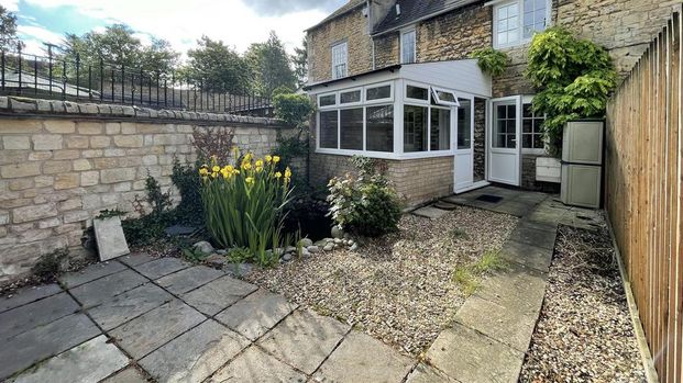 2 bedroom cottage to rent - Photo 1