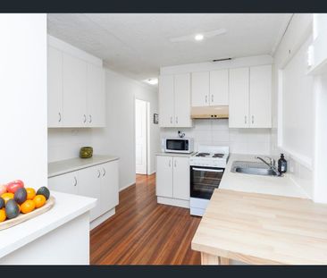 FOUR BEDROOM FAMILY HOME IN PRIME LOCATION - Photo 2