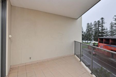 Fantastic unit close across from Lake Macquarie - Photo 4