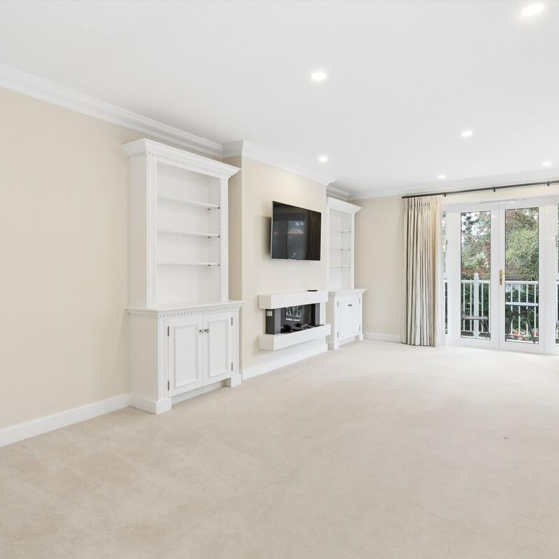 Available to let in a private road situated behind Esher High Street, 2 bedrooms, 2 bathrooms, 2 allocated parking spaces - Photo 1