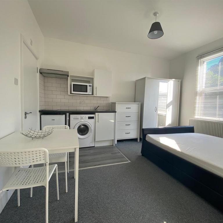 Studio to rent - Photo 1