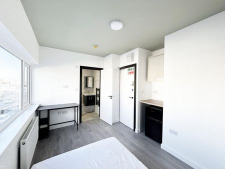 1 bedroom in a house share to rent - Photo 2