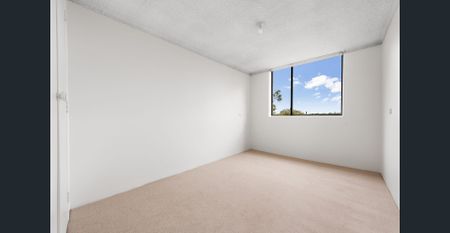 Elevated two-bedroom apartment with water views - Photo 5