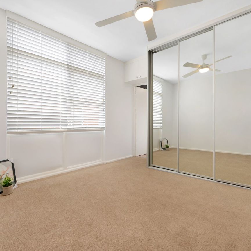 Renovated One Bedroom Apartment Close to Manly Beach - Photo 1