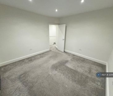 3 bedroom end of terrace house to rent - Photo 2