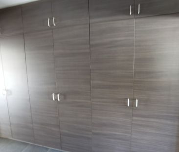 - Sint-Niklaas – appartement 2de verdiep met 1 slaapkamer en garage. - Photo 5