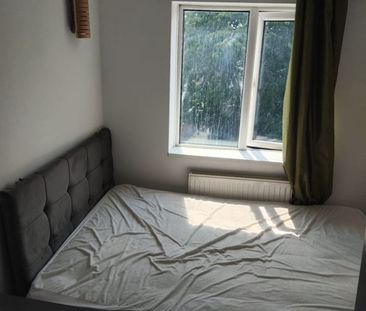 Room in a Shared House, Burley Road, LS4 - Photo 3