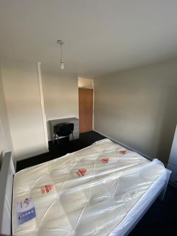 4 bedroom flat to rent - Photo 4