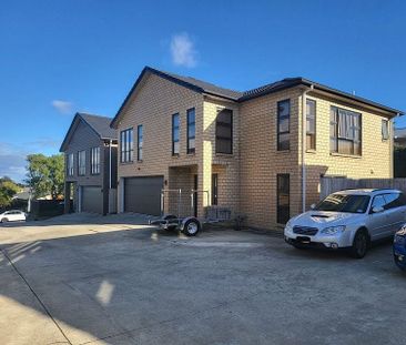 5 Bedroom + Double Garage + Off Street Parking - Photo 2