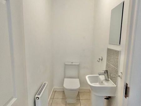 3 bedroom Three Bedroom House to rent - Photo 4