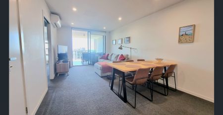 Modern 1 Bedroom + Study Nook Apartment with Bay Views $585/week - Photo 2