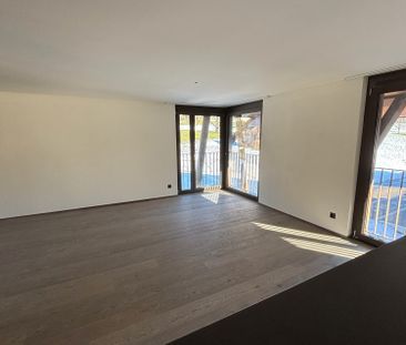 Moderne Neubau 4.5-Zimmer-Maisonette-Wohnung in naturnaher Lage - Photo 1