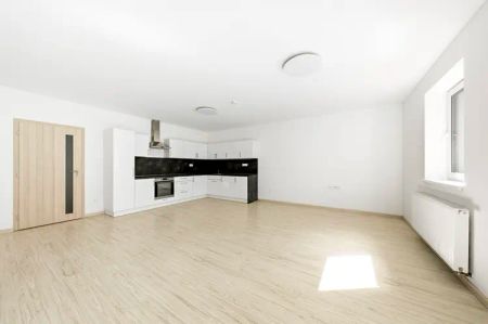 Prostorný byt 3+kk s parkovacím stáním, 78 m - Fotografie 3