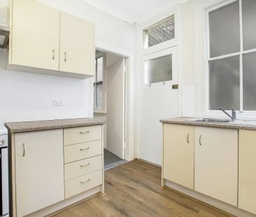 Including Electricity & WIFI - Refreshed room within boarding house... - Photo 1