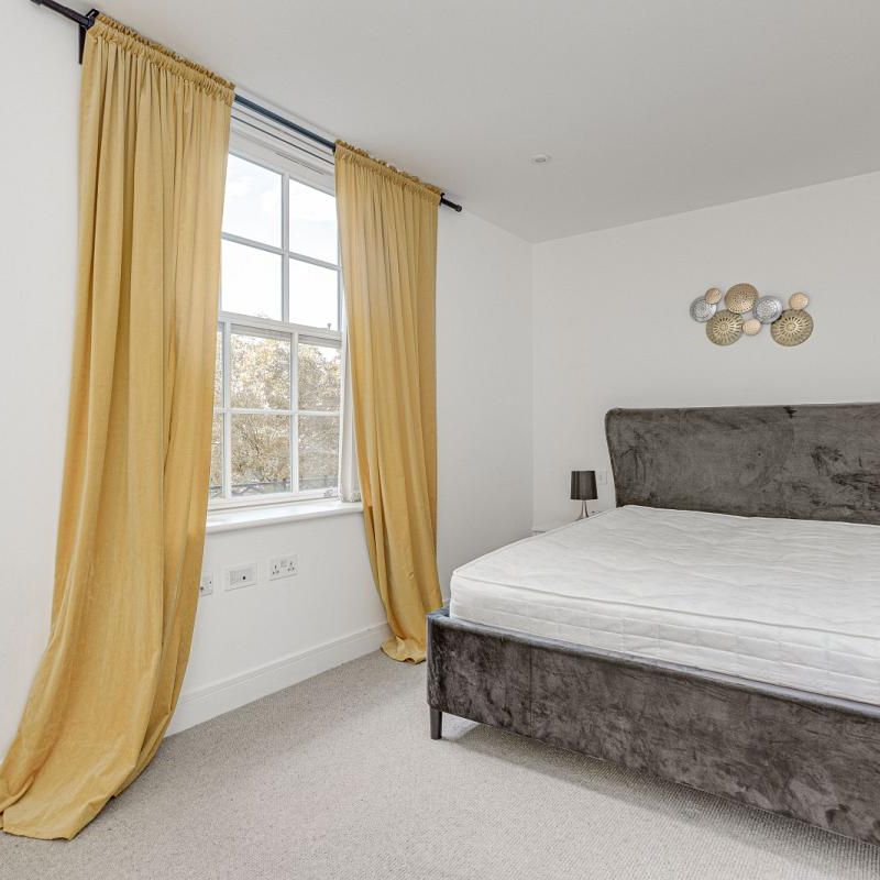 2 bedroom flat in London - Photo 1