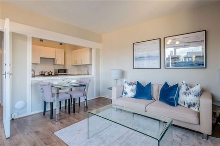 This spacious one bedroom one bathroom apartment with large terrace is set on the fifth floor of this superbly located building in the heart of Westminster. - Photo 2