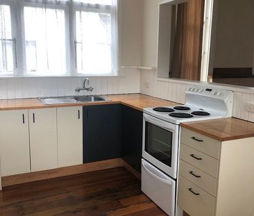 Close to town, tidy home - Photo 6