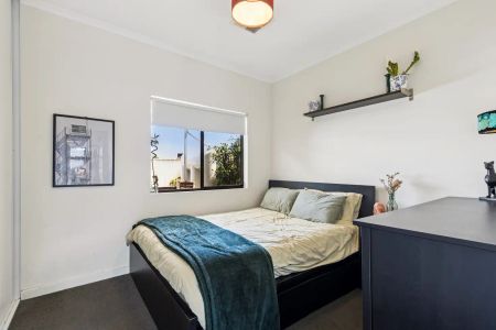 “Stylish home in prime location !” - Photo 4