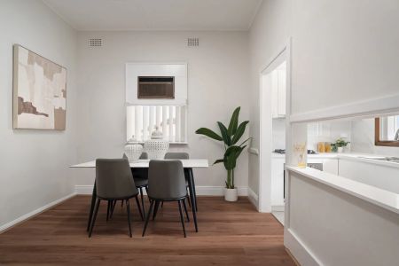 Charming Renovated Home in a Prime Carlton Location - Photo 2