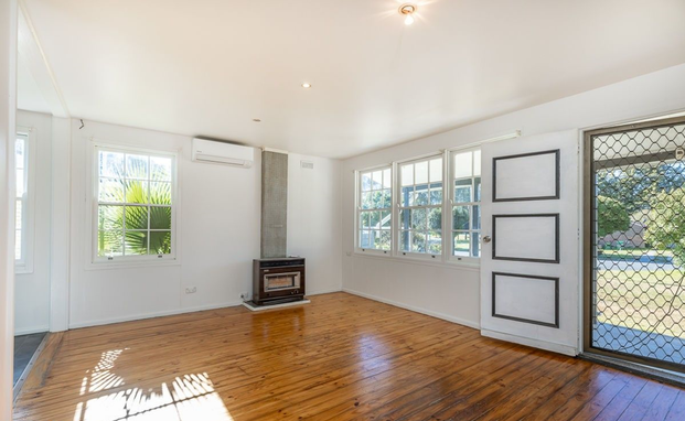 Prime Location Opposite Albury Golf Course - Spacious Family Home - Photo 1