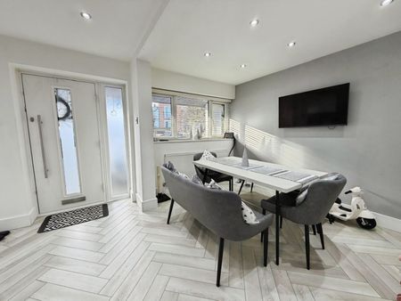 4 bedroom House To Let - Photo 4