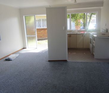 Spacious 2 bdrm house with a single secure garage - Photo 5