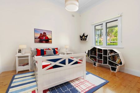 Beautifully renovated family haven with lush gardens - Photo 5