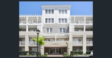 Light filled apartment, moment from the shops - Photo 2