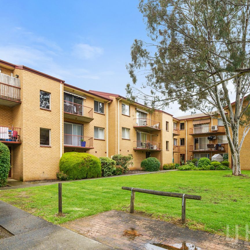 Two bedroom unit with garage - Photo 2