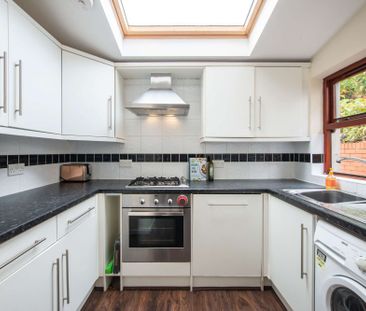 Cosy four bed on Dogfield Street - Photo 1