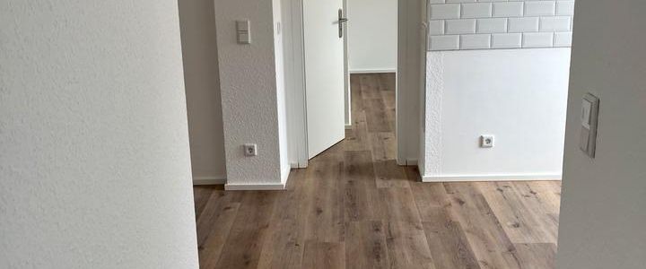 Renovierte Dachgeschosswohnung mit Klimaanlage, Kaltmiete 650 € - Photo 1