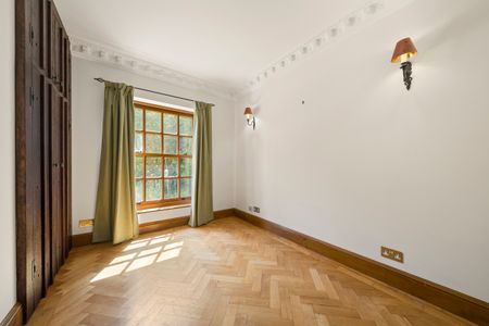 South-Facing Family House on Cobham’s Fairmile Estate - Photo 2