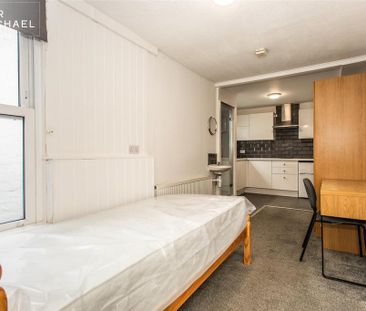 1 bedroom in a house share to rent - Photo 3