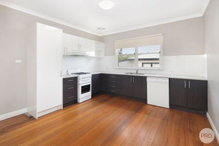 SPACIOUS FAMILY HOME IN POPULAR BALLARAT NORTH - Photo 4