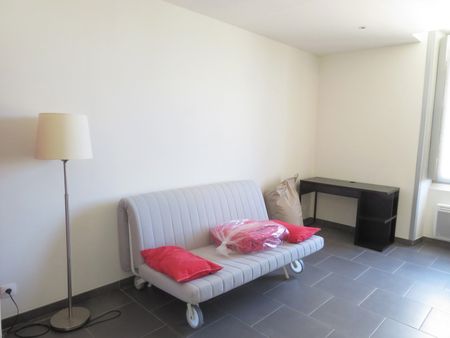 STUDIO Meublé, 23m², Rue des Marchands, 465€ H.C, Nîmes-centre - Photo 2