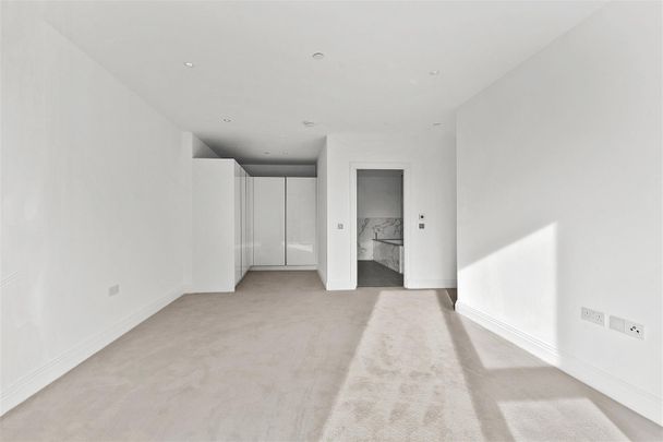 Pinewood Gardens, Teddington, TW11 - Photo 1