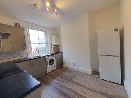 3 bedroom flat to rent - Photo 4