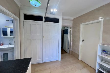 Contemporary Comfort and Convenience in One - Photo 3