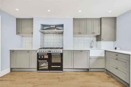 A recently refurbished five bedroom house, close to Putney High Street, Putney underground and overground station and the River Thames. - Photo 4