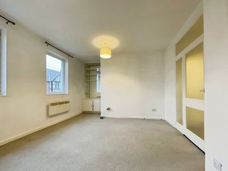 2 bedroom Flat to let - Photo 2