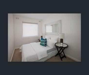 WELL PRESENTED & RENOVATED STYLISH 2 BEDROOM ART DECO APARTMENT IN ... - Photo 4