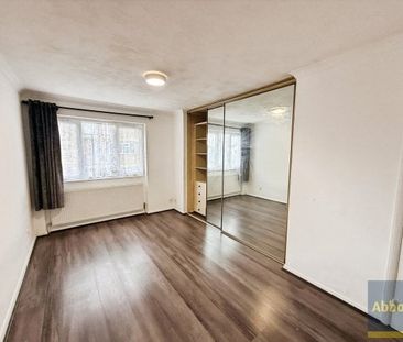 Ravensfield, Basildon - Photo 2