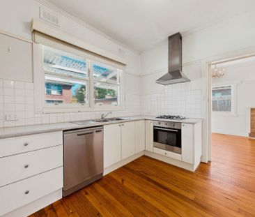 Comfortable Two-Bedroom Home in Prime Ivanhoe Location - Photo 5