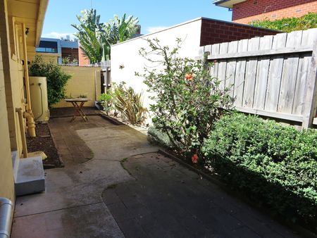 WELL PRESENTED 2 BEDROOM UNIT WITH PRIVATE COURTYARD - Photo 4