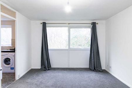 2 bed Flat for rent - Photo 2