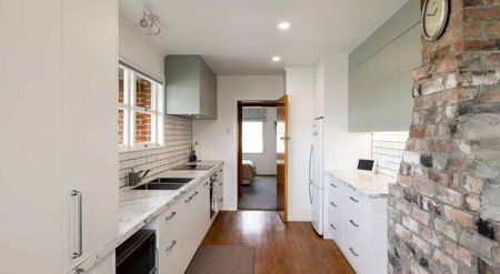 Modern comfort and generous space - Photo 3