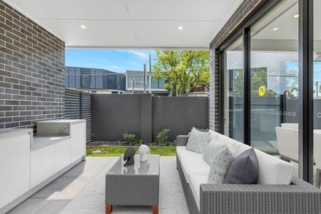 5 bedroom, 4 bathroom home with garage - Photo 4